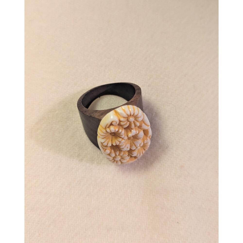 Vtg. Button Ring on Wood, size 9.5, one of a kind - Picture 3 of 5